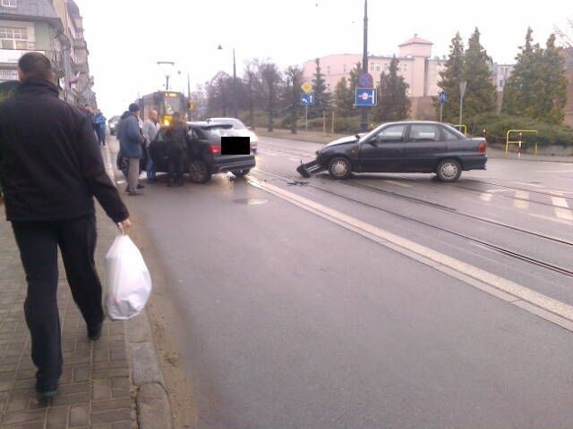 U zbiegu ulic al. 23 Stycznia oraz Małogroblowej zderzyły się opel oraz audi. Na kilkadziesiąt minut wstrzymany został ruch tramwajów.