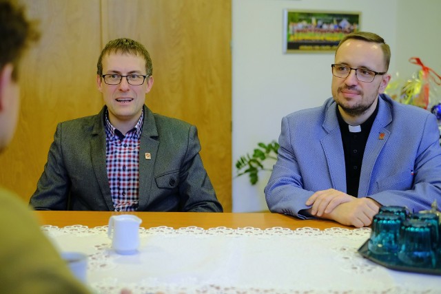 Caritas Poznań ma nowego dyrektora ks. Karola Maciejaka oraz wicedyrektora Szymona Nowaka.