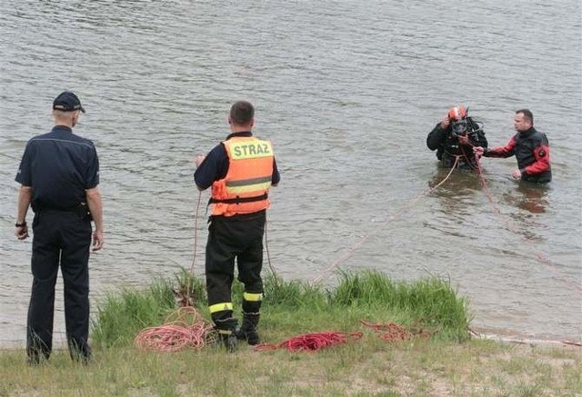 Strażacy ze specjalistycznej grupy ratownictwa wodno-nurkowego zakończyli poszukiwania zaginionego  mężczyzny w zalewie na Borkach.