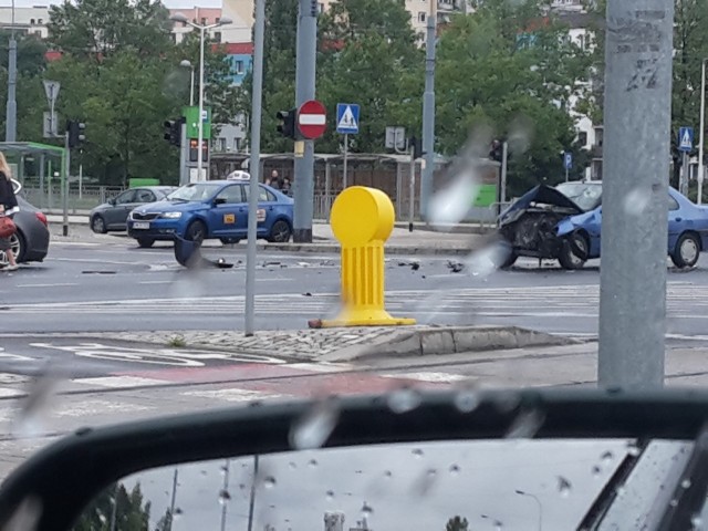 Zderzenie samochodów osobowych, skrzyżowanie ul. Bardzkiej i Świeradowskiej 21.08.2016