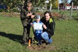 Świebodzin. Mieszkańcy wzięli udział w akcji "Jedno dziecko - jedno drzewo". Dzieci z rodzicami i dziadkami sadziły 85 drzewek