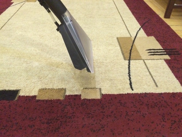 Niektóre plamy na dywanie są trudne do usunięcia. Warto wówczas użyć profesjonalnego sprzętu do jego wyczyszczenia.