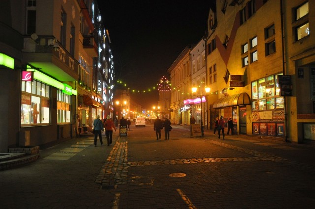 Na większości ulic Szczecinka, na placach i sklepach pojawiła się już świąteczna iluminacja. Śniegu na razie nie ma, za oknem szaro-buro i kolorowe światła ożywiają, zwłaszcza po zmroku, nasze ulice.