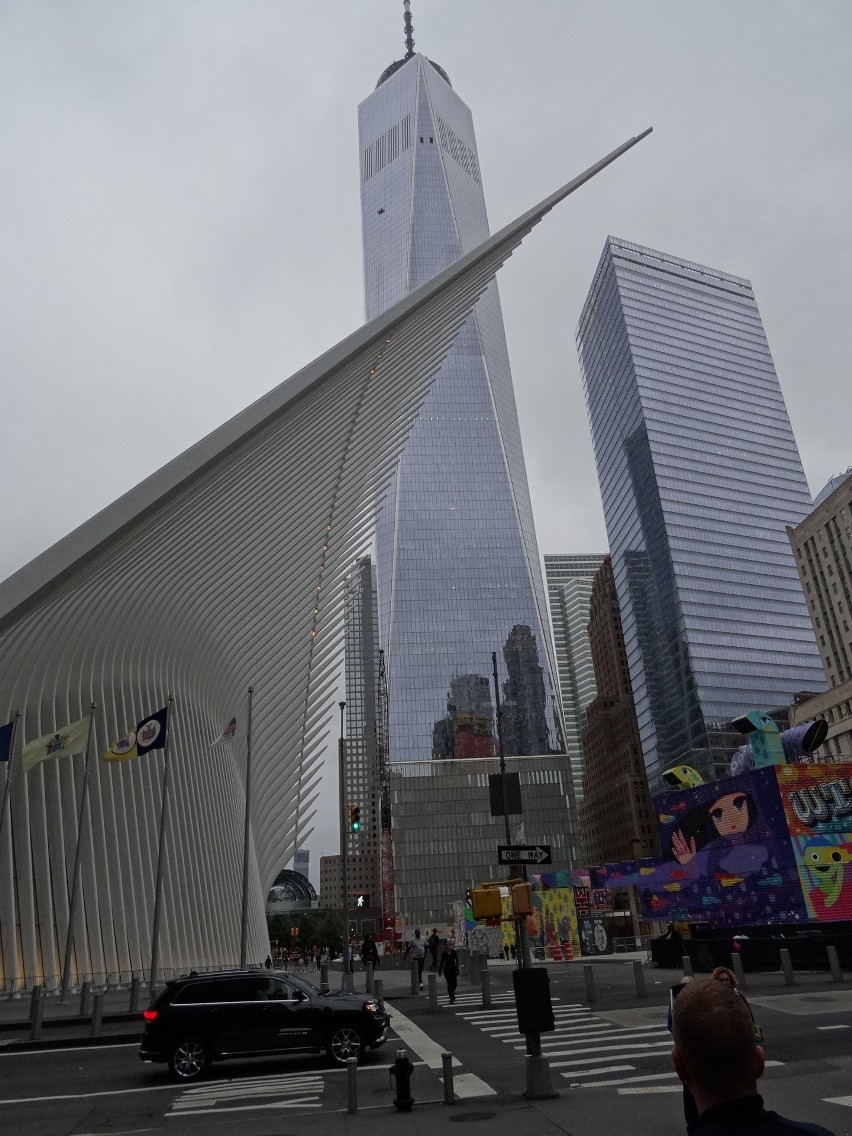 Z boku fragment nowojorskiej stacji metra - dzieło Calatravy...