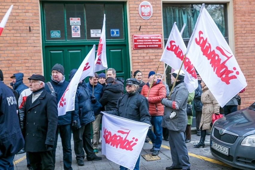 Manifestacja środowisk mundurowych w Krakowie [ZDJĘCIA, WIDEO]