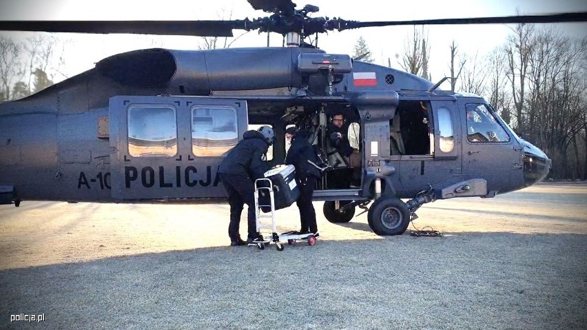 Lot po życie. Policyjny śmigłowiec Black Hawk wylądował na stadionie w Białymstoku. Zabrał wątrobę do przeszczepu 