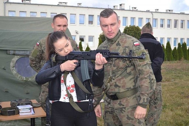 Uczniowie III klasy liceum o profilu policyjnym w Zespole szkół Ponadgimnazjalnych nr 1 im. Jana Pawła II w Inowrocławiu (popularny "Chemik")  odbyli ćwiczenia strzeleckie. Wykorzystano w tym celu trenażer „Cyklop”, który został udostępniony przez 56. Bazę Lotniczą na terenie lotniska w Latkowie. Rywalizacja na celność strzelania zakończyła się zwycięstwem Marcina Ducha. Kolejne miejsca zajęły Justyna Graniczna i Agata Piotrowska. Zwycięzcy otrzymali drobne nagrody przygotowane przez organizatorów. Pobyt na lotnisku uczniowie wykorzystali również do zapoznania się ze specyfiką pracy żołnierzy na lotnisku: ćwiczyli musztrę, zwiedzili wieżę kontroli lotów, spadochroniarnię oraz obejrzeli śmigłowce.