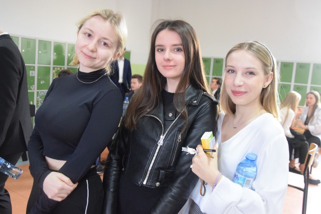 Matura 2022 w Lubuskiem: tak noszą się teraz maturzyści. Jaka moda  obowiązuje na maturach? Czy krawaty i czarne spódnice wciąż są na topie? |  Gazeta Lubuska