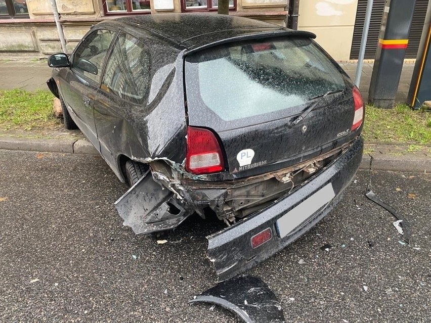 Pościg w centrum Łodzi. Pijany pirat drogowy uciekał przed policją. Miał 2,5 promila i rozbił samochód