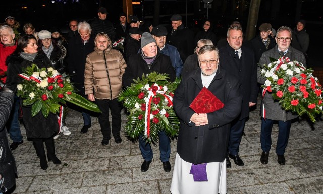 W 41. rocznicę wprowadzenia w Polsce stanu wojennego odbywa się szereg uroczystości upamiętniających tamte wydarzenia. Pierwsze rozpoczęły się już w poniedziałek (12.12) od złożenia kwiatów pod pomnikiem W hołdzie bohaterom „Solidarności” Rolniczej i Pracowniczej na Placu Kościeleckich w Bydgoszczy.Więcej zdjęć ►►►