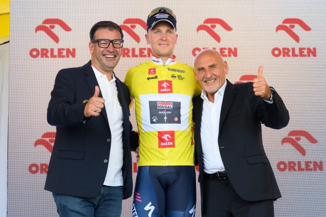 Fot. od lewej: generalny menedżer LangTeam John Lelangue, lider klasyfikacji generalnej Belg Tim Merlier i dyrektor Tour de Pologne Czesław Lang