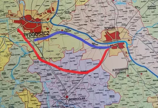 Niebieską linią zaznaczono rozważany przebieg S10, a na czerwono proponowany przez prezydenta Inowrocławia.