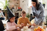 Pomysły na domową imprezę Halloween za grosze. Jak zrobić strasznie tanie dekoracje? Jakie przygotować zabawy dla dzieci?