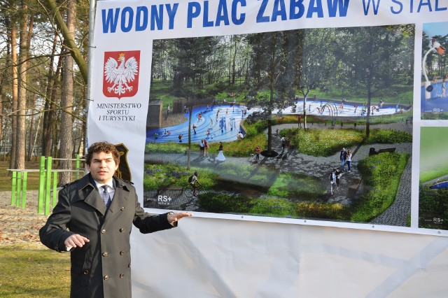 Prezydent Lucjusz Nadbereżny prezentuje wizualizację wodnego parku zabaw, jaki powstanie w przyszlym roku