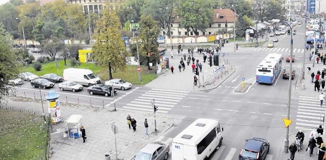 Skrzyżowanie al. Słowackiego z ul. Prądnicką i Długą to newralgiczne miejsce, gdzie kierowcy często grzęzną w korkach.