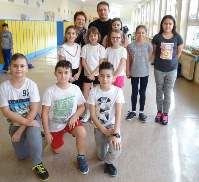 Uczniowie klas  czwartych ćwiczą kilka razy w tygodniu, aby  w dniu koncertu wystąpić w narodowych tańcach polskich.