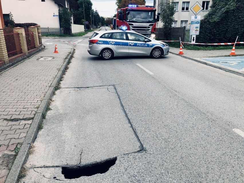 W Jaworznie zapadła się ziemia. Szczelina sięga 10 metrów! Służby pracują na miejscu. Droga zamknięta! 