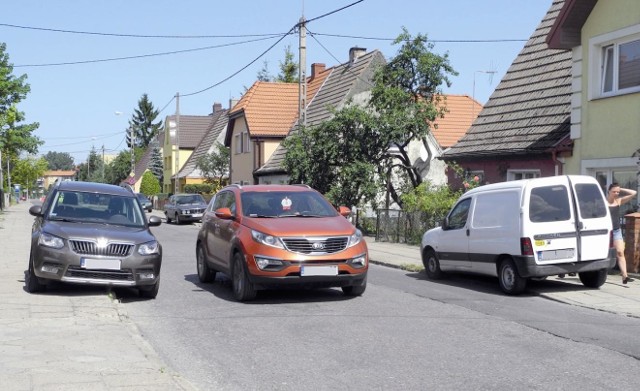 Nasz czytelnik twierdzi, że przez bezmyślnie parkujących kierowców przejazd przez ul. Chrobrego jest utrudniony.