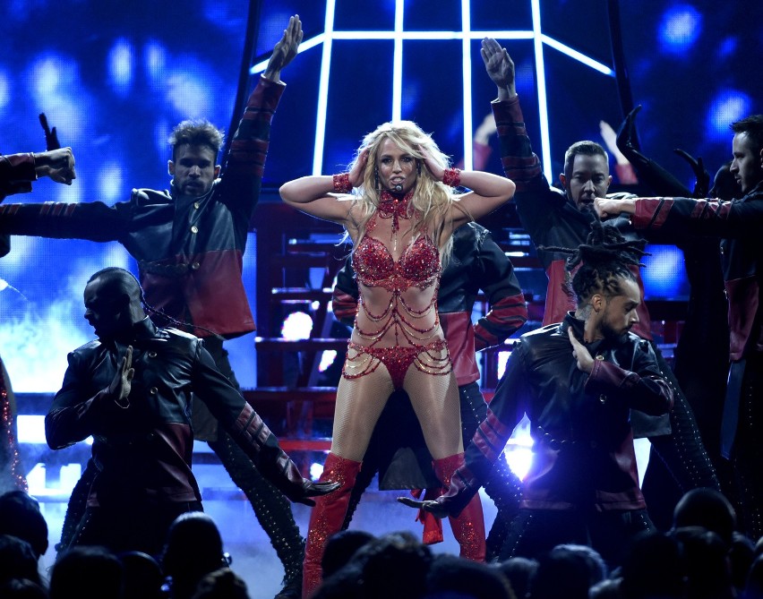 Britney podczas występu na rozdaniu nagród Billboard Music...