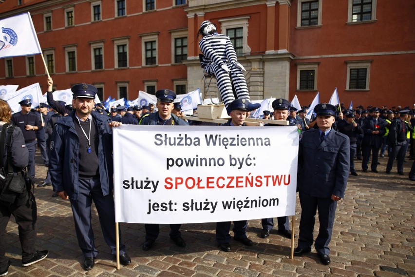 Protest policjantów w Warszawie. Mundurowi domagają się...