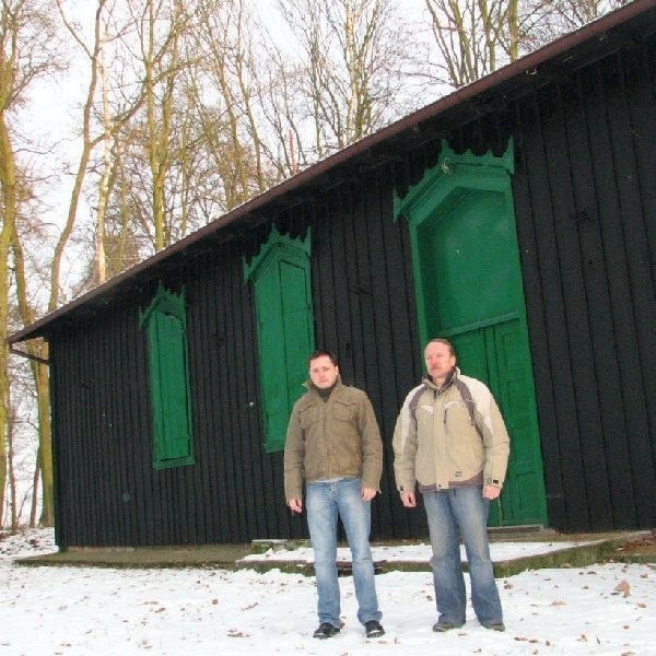 Kazimierz i Marek Wilczyńscy rządzący  więcborskim Bractwem Kurkowym mają wielkie  plany ożywienia Lasku Miejskiego. Zanim jednak  będą tu plenerowe imprezy, więcborczanie  muszą na nowo polubić to miejsce.