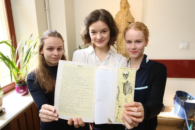 Od lewej Paulina, Patrycja i Inga jeszcze pół godziny przed egzaminem trenowały zagadnienia z anatomii człowieka.