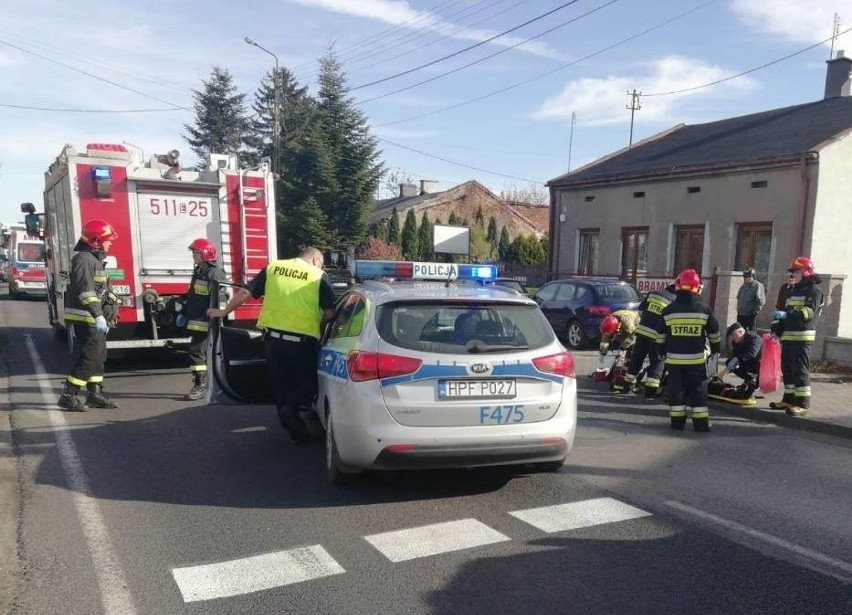 Mercedes potrącił obu rowerzystów. Pomocy udzielili im...