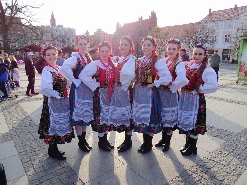 Zespoły z Chełmińskiego Domu Kultury zatańczyły na rynku w...