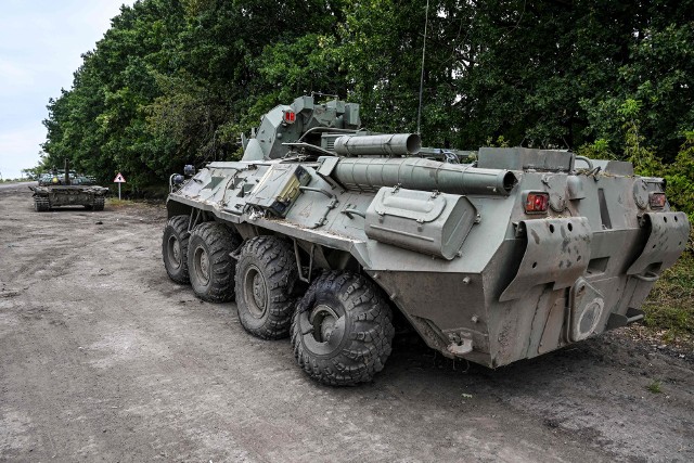 Rosyjskie transportery opancerzone i czołgi wycofują się z obwodu charkowskiego