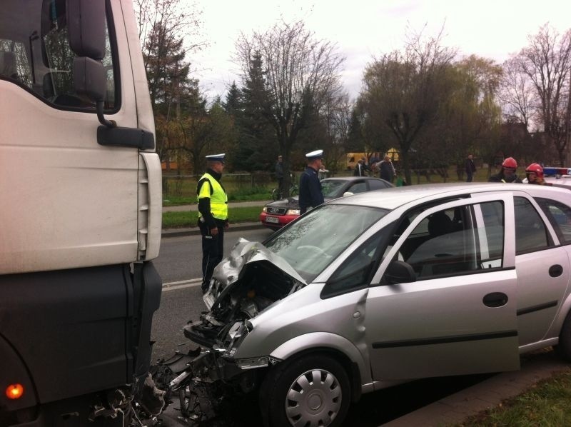 Wypadek w Wieluniu. 50-latek zginął po zderzeniu z tirem [ZDJĘCIA]