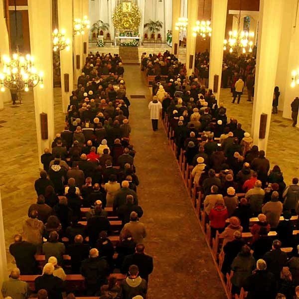 Msza święta w bazylice konkatedralnej w intencji pracowników Stalowej Woli z udziałem biskupa Andrzeja Dzięgi i biskupa pomocniczego Edwarda Frankowskiego.