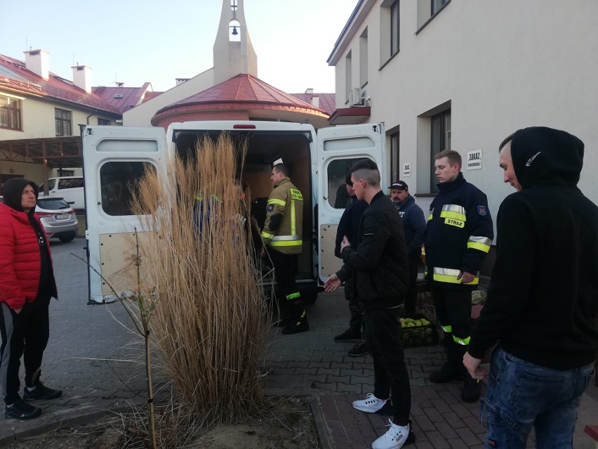 Pomoc dla Ukrainy. Strażacy i sadownicy z Pacanowa przywieźli warzywa i owoce do Domu dla Niepełnosprawnych w Piekoszowie
