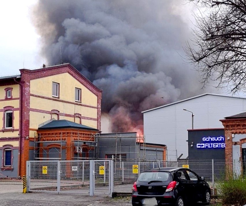 Pożar hali na terenie ERG w Dąbrowie Górniczej.  Ogień...