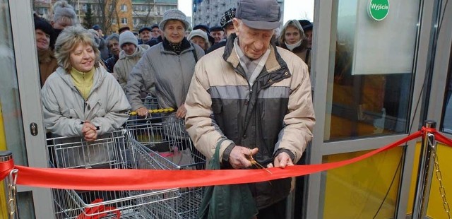 Uroczystego otwarcia sklepu dokonał pierwszy klient.