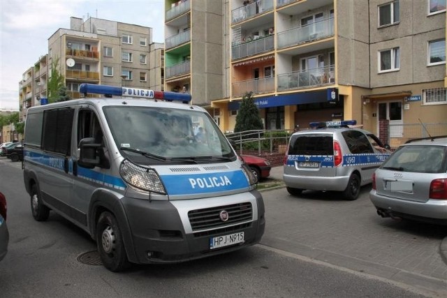 Na miejscu pracują policjanci.