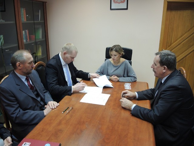 Rozmowa ze starostą bytowskim po podpisaniu umowy dotyczącej nieodpłatnego przekazania szpitala gminie Miastko.