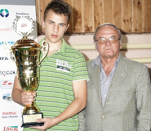 Piotr Gruchała z pucharem dla najlepszego zawodnika województwa kujawsko-pomorskiego. Wręczył mu go Jerzy Kulej (z prawej)
