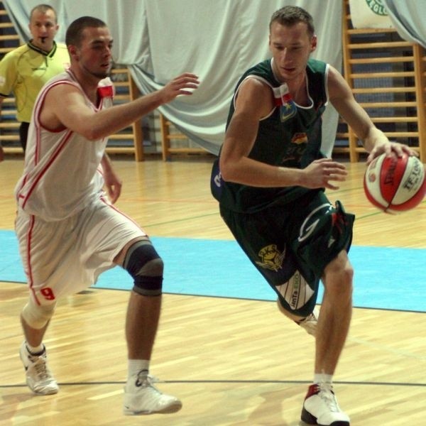 Koszykarze tarnobrzeskiej Siarki (z piłką Kamil Uriasz), po dwóch wyjazdach z rzędu, zagrają tym razem we własnej hali, podejmując dziś Sokoła Łańcut.