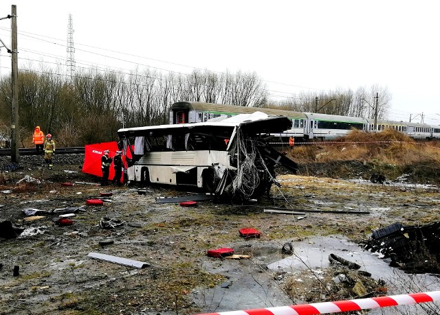 Kierowca nie miał prawa wjechać na przejazd w Bąkowie, gdy wyświetlały się czerwone światła. Zginął na miejscu.