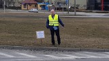 Happening Marka Browińskiego na skrzyżowaniu w Inowrocławiu. Chce nazwy "Rondo Ofiar Rosyjskich Bandytów" [zdjęcia, wideo]