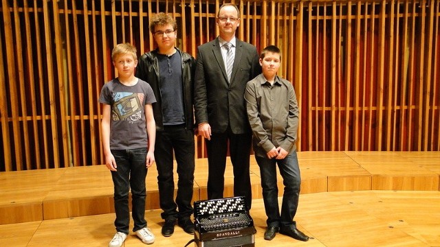 To tylko część uzdolnionych radomskich akordeonistów, którzy zdobyli najwyższe miejsca na XV Gorlickich Konfrontacjach Akordeonowych. Od lewej: Piotr Motyka, Bartosz Kołsut, dyrektor szkoły Robert Pluta i Marek Rybiński.