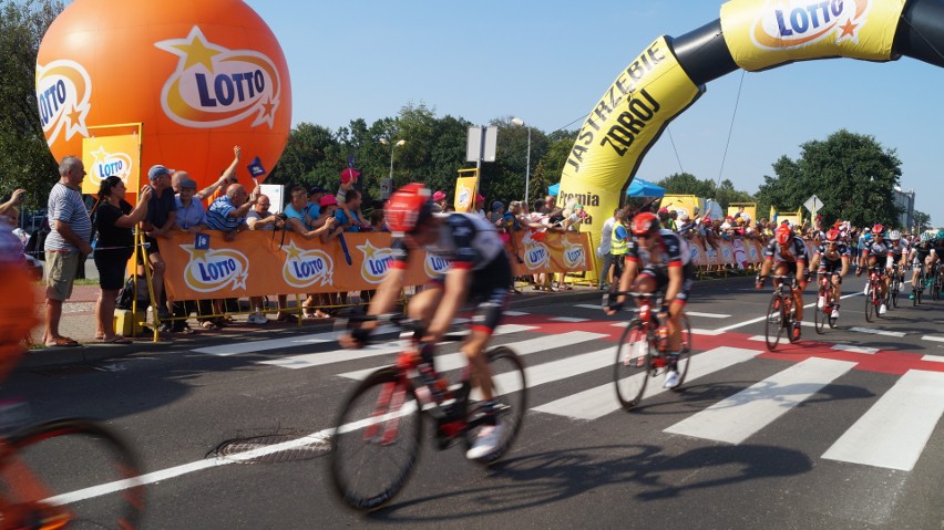 Tour de Pologne 2017 w Jastrzębiu. Kolarze mkną przed siebie