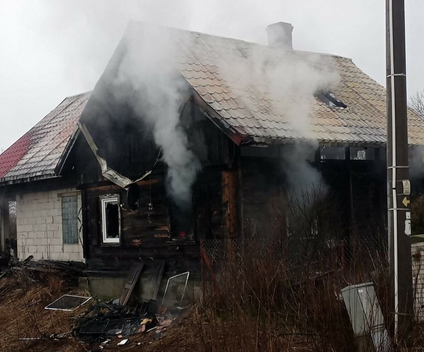 Pożar domu w gminie Nur. Wybuchł 17.02.2024 rano