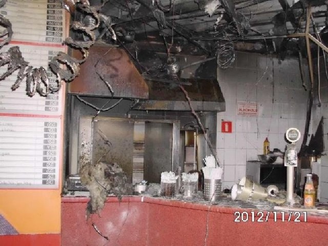 Zniszczone przez ogień wnętrze baru w Morawicy.