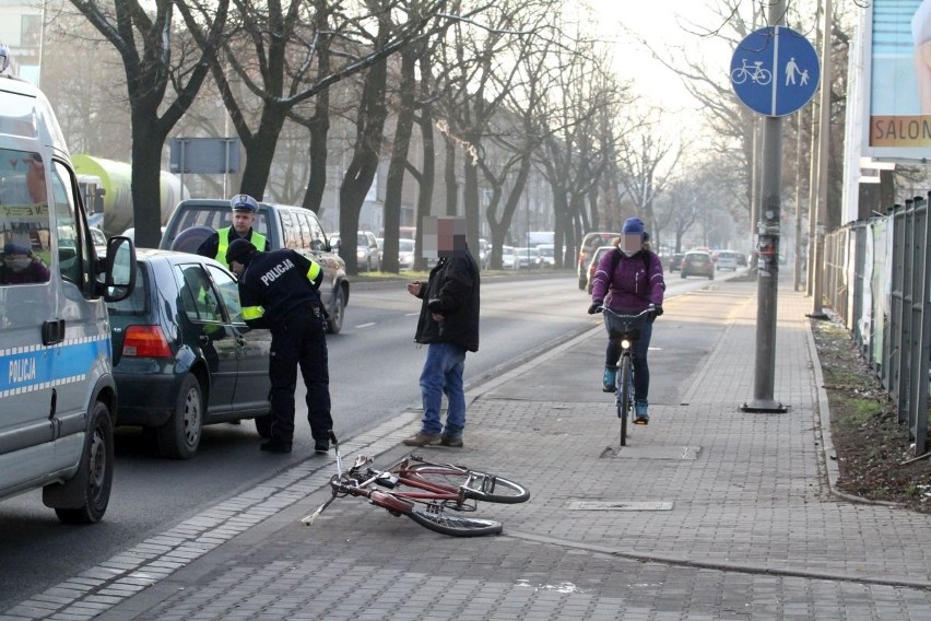 Volkswagen potrącił 90-letniego rowerzystę. Mężczyzna jest w szpitalu