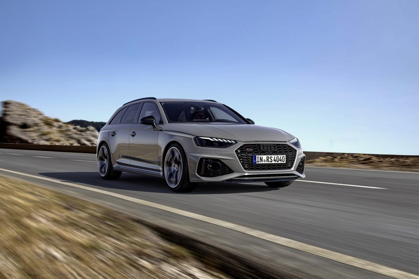 Audi RS 4 Avant z pakietem Competition Plus rozpędza się od...