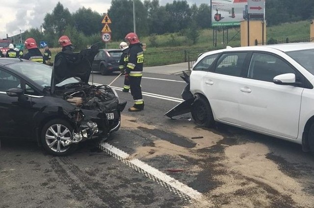 Do wypadku doszło na wysokości wyjazdu z restauracji. Policja ustala przyczyny zdarzenia.