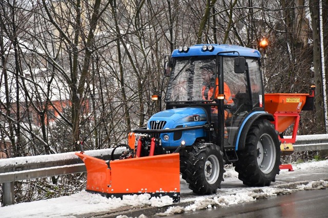 Nowy ciągnik przy pracy