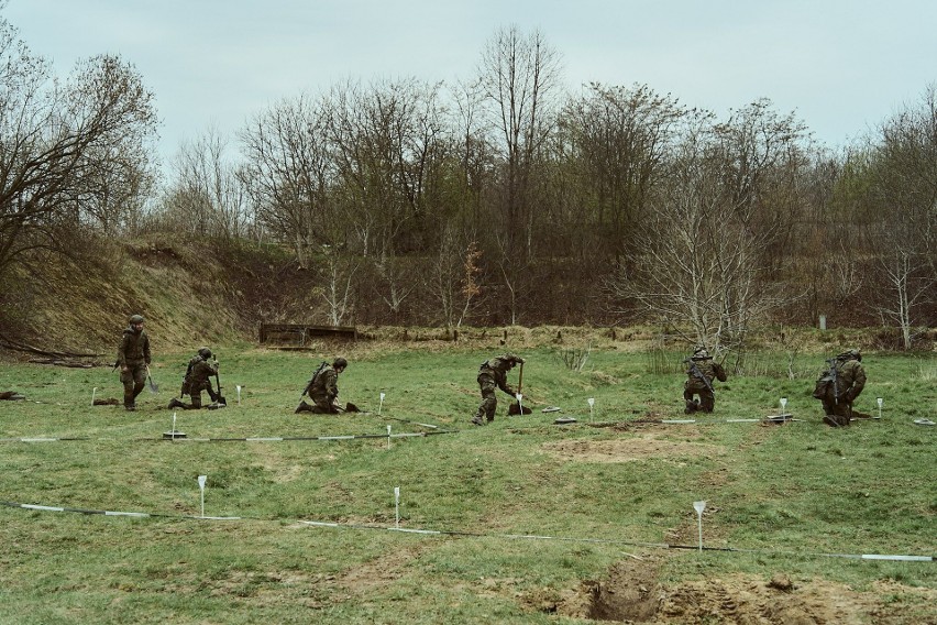 Terytorialsi z kompanii saperów szkolili się na Staroniwie. Wśród zadań stawianie zapór minowych. Zobacz zdjęcia