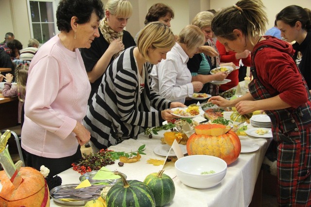 W ramach spotkań kulinarnych Gminny Ośrodek Kultury w Tuchomiu zorganizował Święto Dyni. 